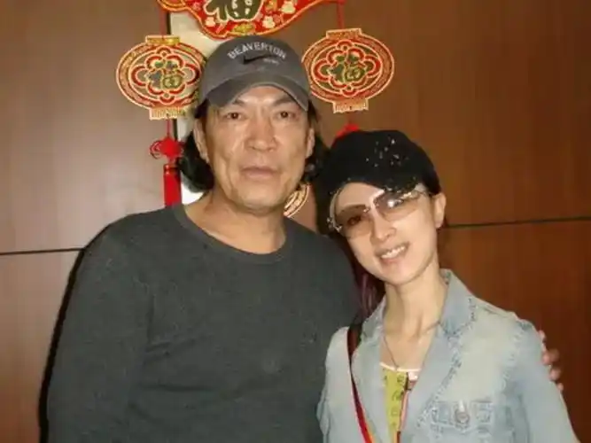 回顾演员成奎安病逝13年孙子车祸离世两房妻子的选择截然不同