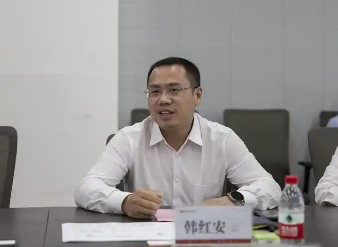 卫华集团董事长韩红安与西北工业大学机电学院党委书记张映锋共同为"