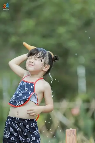 稻田里的小肚兜妞