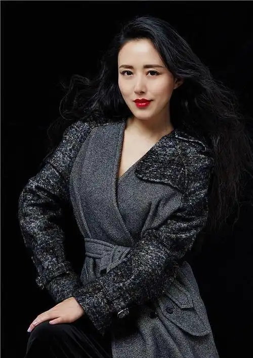 颜丹晨,一个让人惊艳的年轻演员,从小就对表演艺术充满热情,因此她的