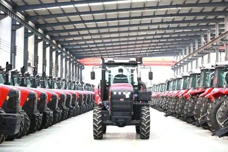 车间内马达轰鸣,一辆辆崭新的小型拖拉机驶下生产线