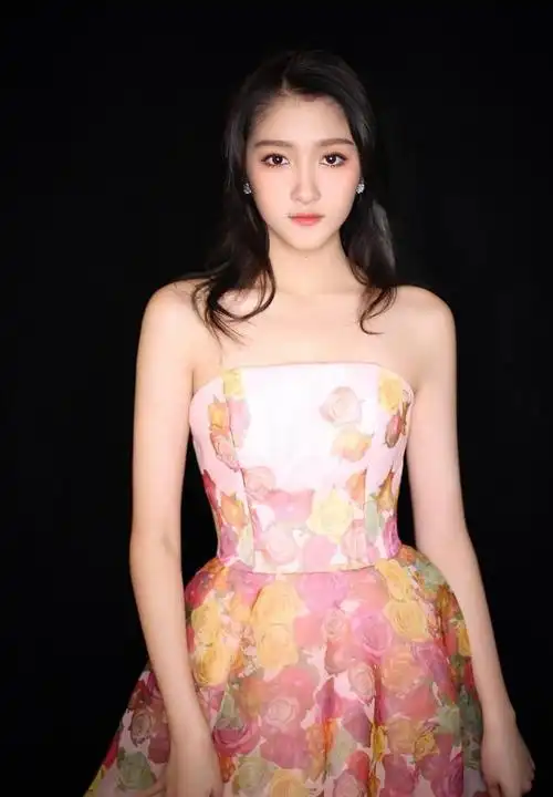 关晓彤是一位在中国非常受欢迎的女演员,她在影视界有着多年的活跃