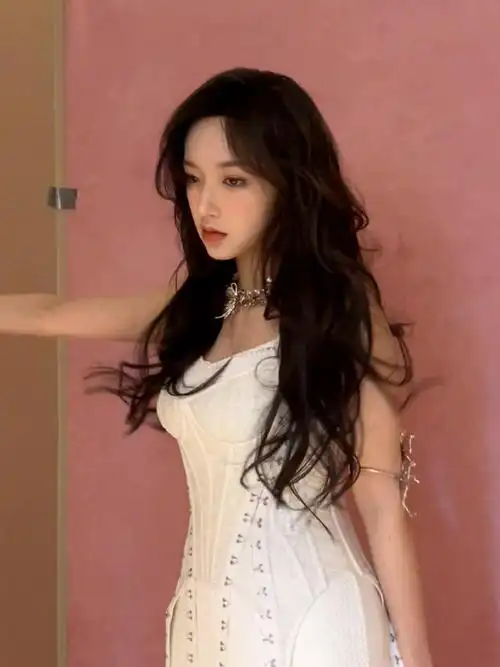 程潇无刘海大波浪发型