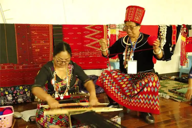 景颇族民族服饰