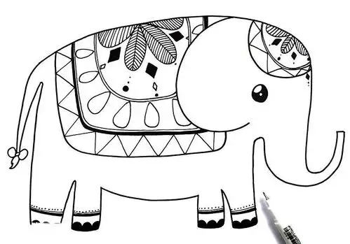运用丰富的线条为大象添加细节 并对大象身上的盖布进行花纹的装饰