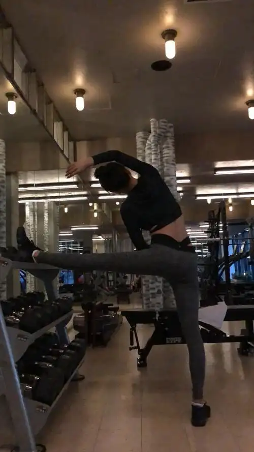 38岁秦岚纽约时装周5点半健身,穿健身服秀a4腰说她18都信