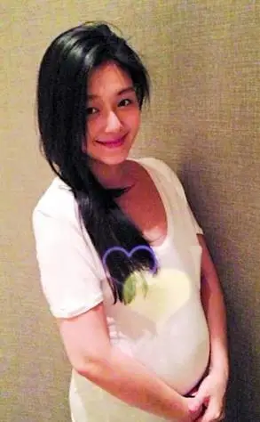 大s早前公开怀孕三个多月时的大肚照,肚子看起来比同期孕妇大很多