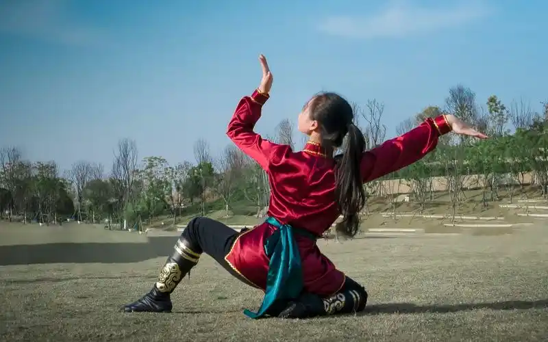 小姐姐跳蒙古舞《走马》豪爽大方【单色舞蹈】民族舞-老余早点睡