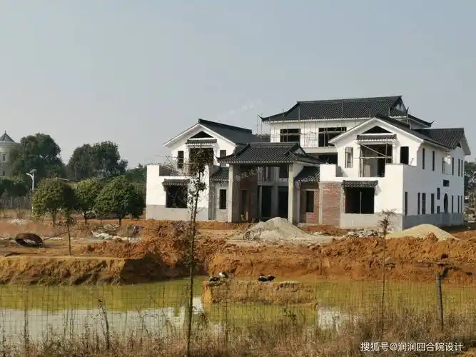 三层新中式四合院别墅的占地也很大,现在一家能实现的不多,如果是家族