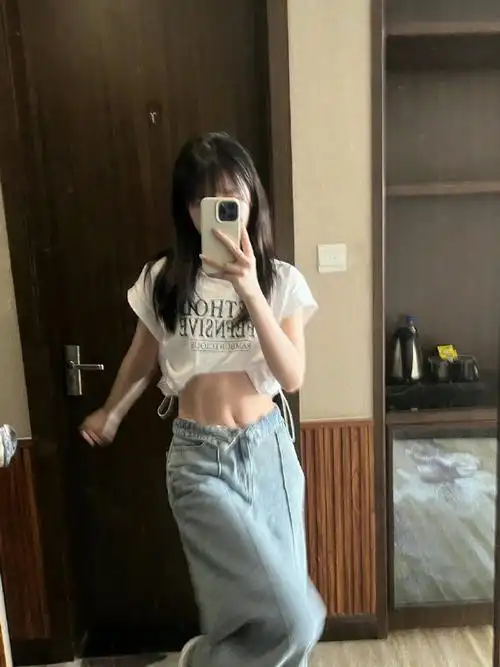 徐娇穿搭造型分享,白色字母上衣搭配牛仔裤造型简单随性,马甲线一眼