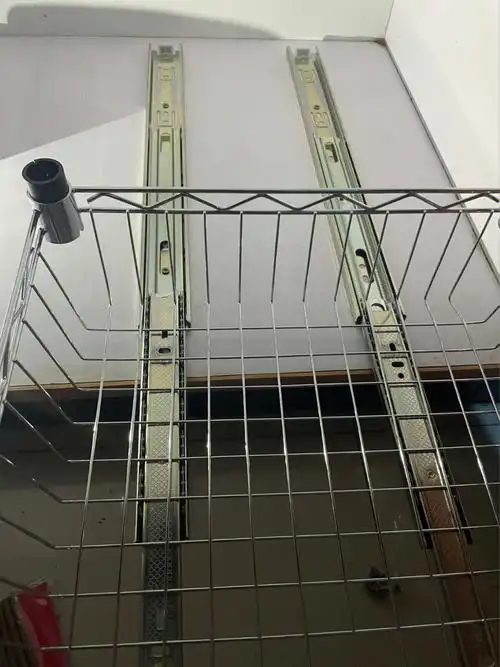 的橱柜太深,放里层的东西不好取照着各路神仙的分享下单了拉篮和轨道