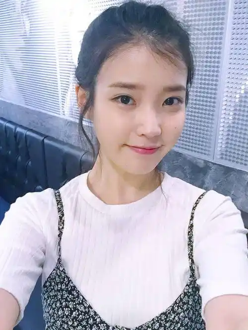 丽姐的自拍头像