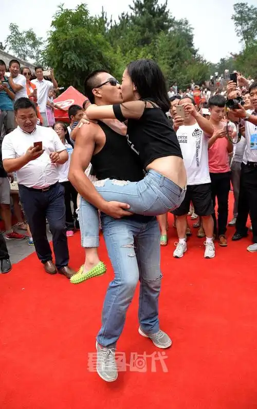 浪漫"七夕"节上的接吻大赛,情侣们各显接吻"高招"