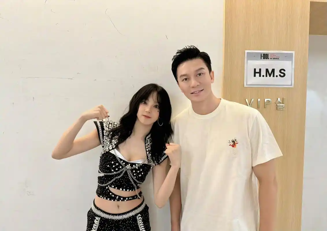 宋雨琦的美颜相机把李晨都拍变形了,一时竟认不出来这是大黑牛.