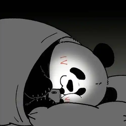 在家里熬夜熬出了黑眼圈 吃的圆滚滚