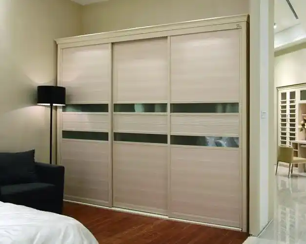 推拉门三门衣柜图片 清新时尚并存