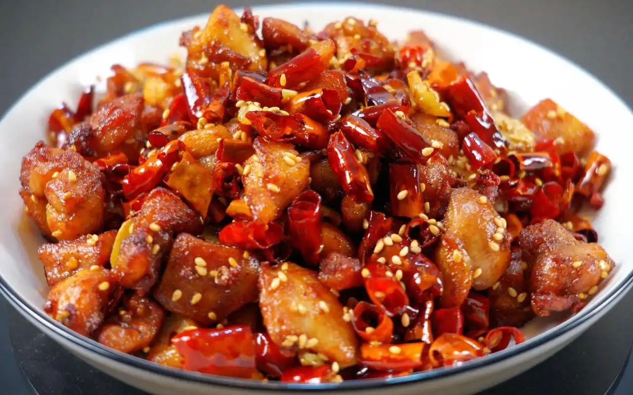 饭店的辣子鸡为什么又香又酥?