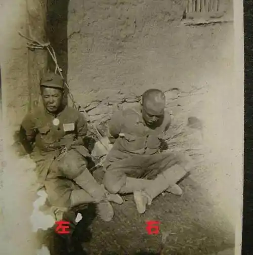 两个被绳子捆绑的抗日英雄被日军用面包引向刑场