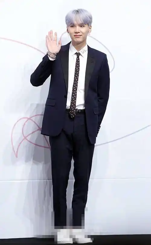 防弹少年团携新专开发布会 金硕珍田柾国金泰亨频频比心惹人爱【组图