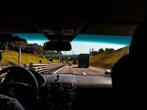 在路上享受坐车的轻松感