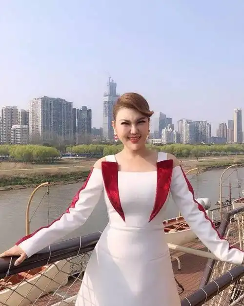 乌兰图雅武汉拍摄世界军运会主题推广曲美丽武汉欢迎你