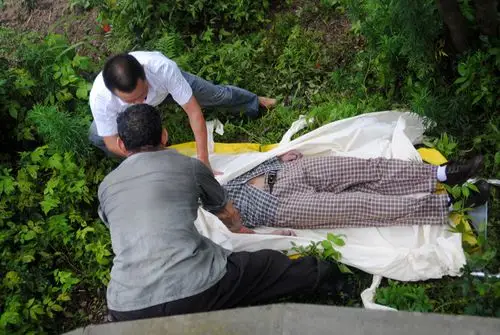 (原创)浙江温岭市区虎山公园顶一男子上吊死,现场留