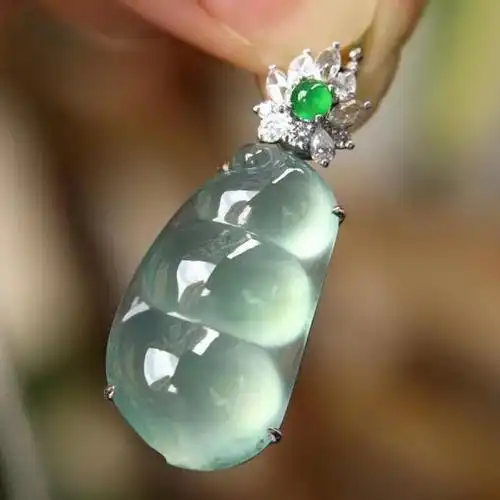 胖嘟嘟的翡翠福豆吊坠肥豆子一枚