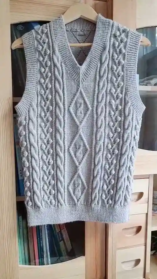 羊毛线编织的方块花v 领毛背心马甲