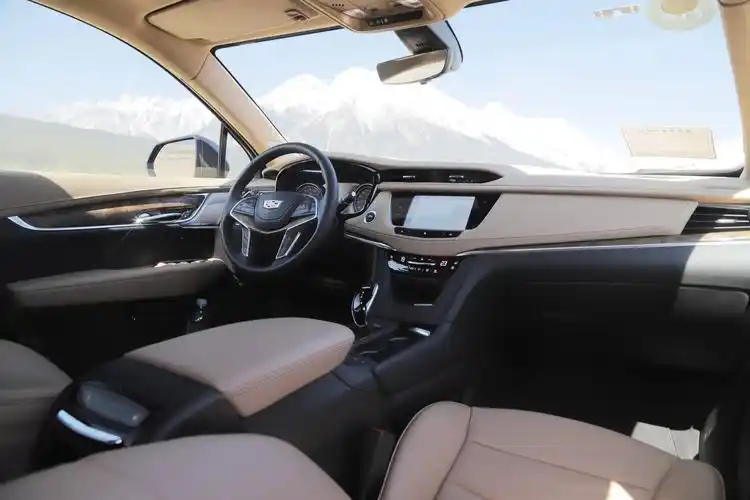 凯迪拉克的内饰给到的依旧是浓浓的美式情调,黑棕双色内饰加实木饰条