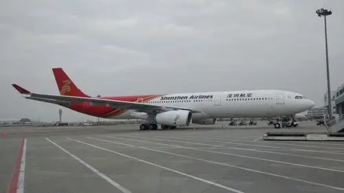 a330飞机平稳降落在深圳宝安国际机场,标志着深圳航空第3架宽体客机
