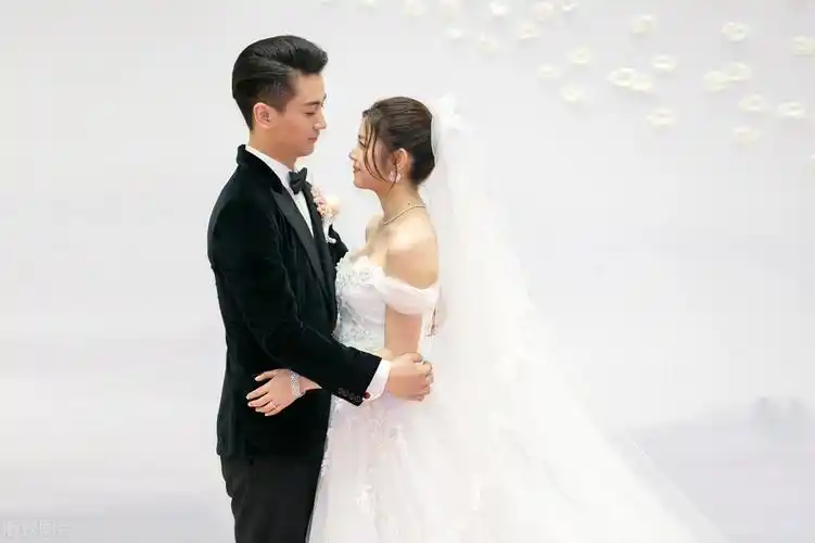 "小男孩"陈晓的香艳情史,婚后打脸赵丽颖,四任女友都比妻子美?_余征瑶