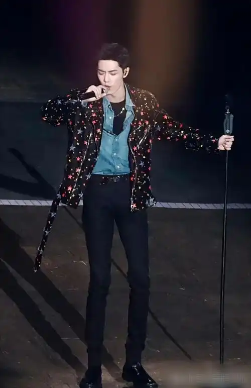 肖战那完美的身材比例实在令人赞叹,逆天大长腿夺目耀眼,其腿部线条