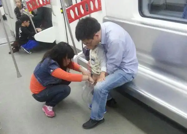 男童地铁内小便家长挨批反驳称想尿没办法