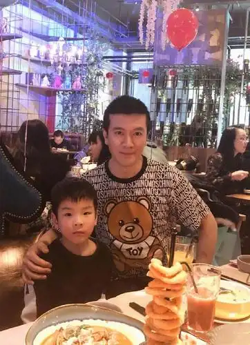 黄圣依夫妇为两儿子办生日宴,一家人其乐融融很幸福