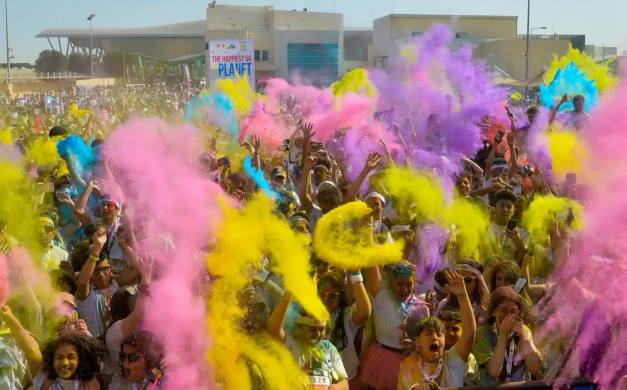 卡塔尔举办彩色跑活动