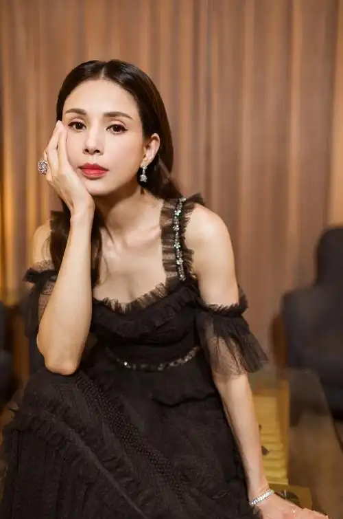 李若彤这坐姿绝了!黑色连衣裙配优雅盘发,52岁美成一幅画