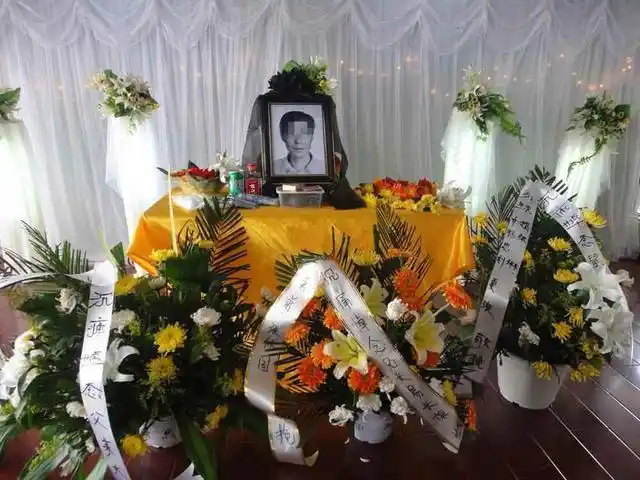 老人去世子女灵堂上争夺100万财产小儿子拿出日记全体都哭了