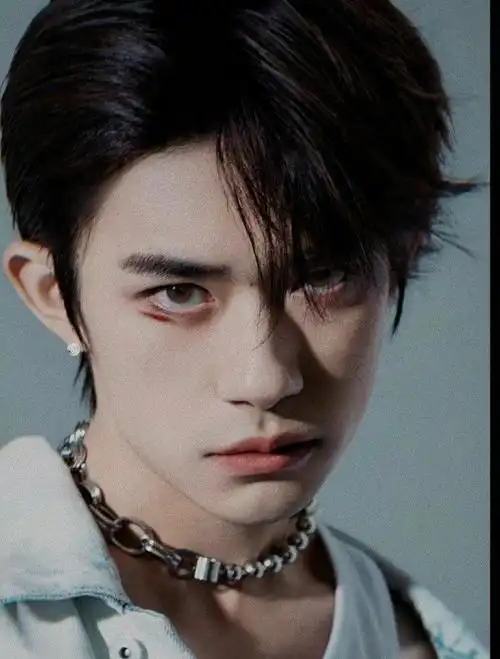 易烊千玺聊天视频曝光长发遮眼十分随性北京腔引发关注