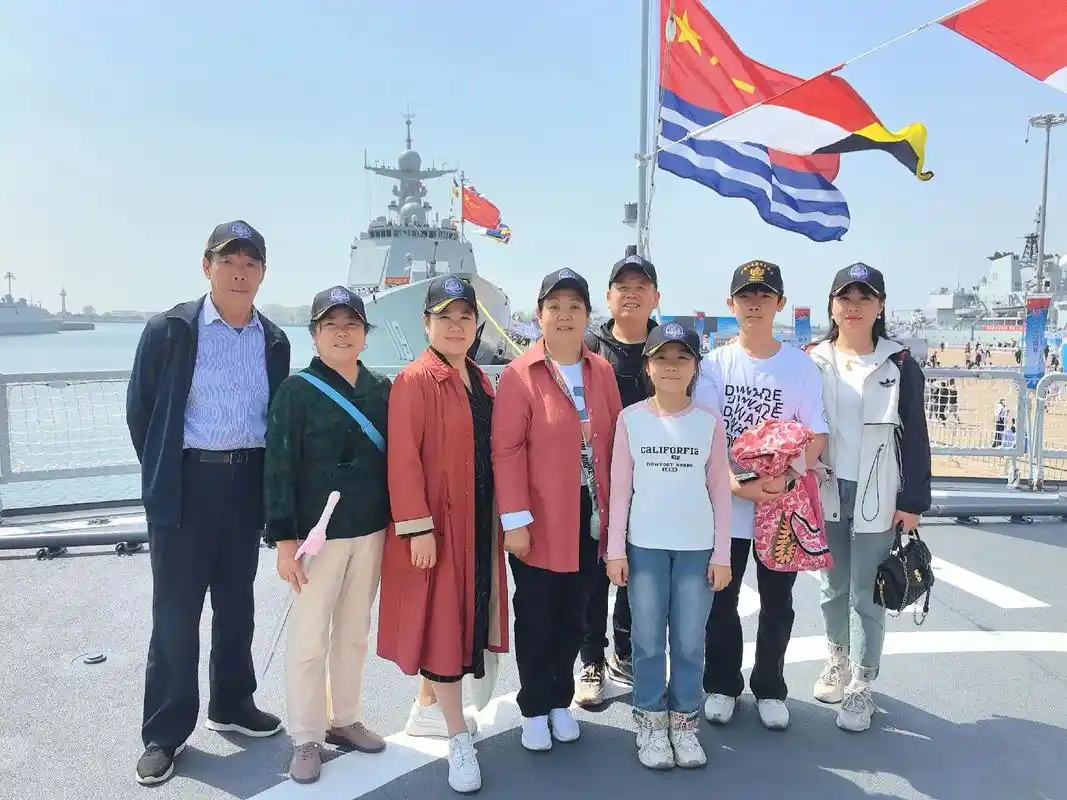 可可西里湖舰,舷号968,是我国自行设计建造的大型远洋综合补给舰