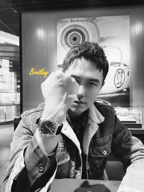 百年灵是瑞士奢侈腕表品牌,在国外一直很火,代言人也都是布拉德·皮特