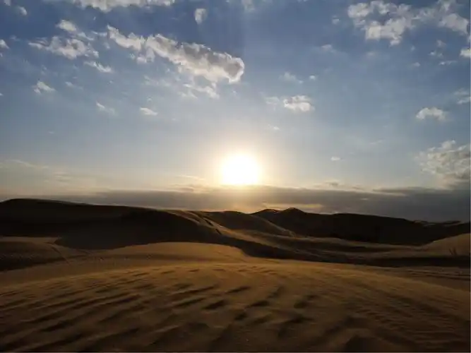 远远望去,被大漠落日渲染成飞霞般色彩的沙丘,拥有着无法勾勒的自然