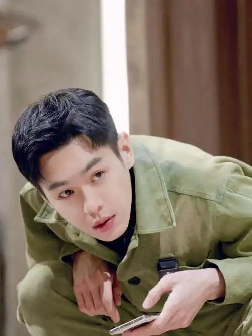 张若昀你的衣服为什么都是绿的