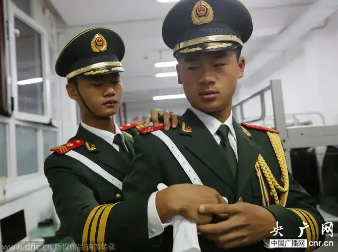 图片故事:天安门国旗护卫队的国庆65周年出旗