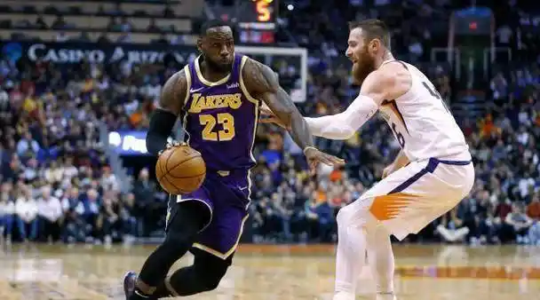 詹姆斯的表现不像赛季初那么强势,而关于他联盟第一人的位置已经让位