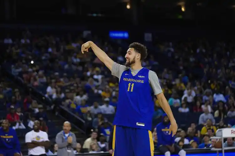 勇士公开训练图集,库里汤普森