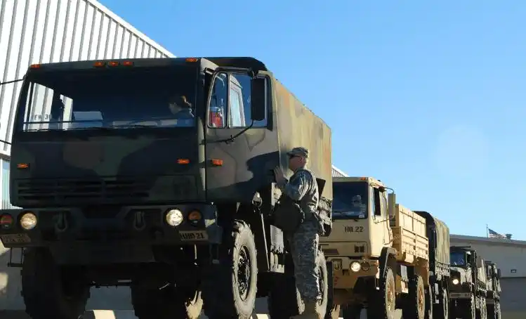 斯太尔12m18卡车只有两轴的2.5吨版,而fmtv系列中型战术军车既有2.