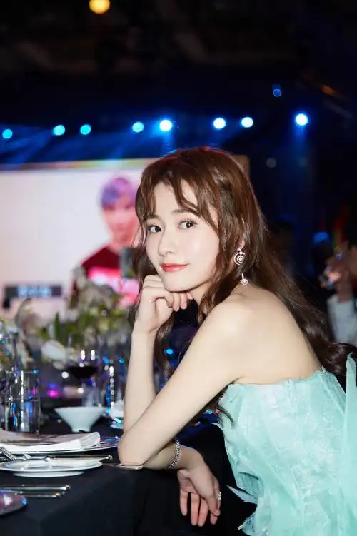 "程七七"出席活动,小卷毛绿纱裙变二次元萌萌少女超可爱