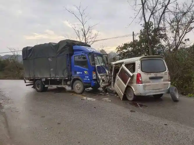 雨天路滑昨天中渡镇高坡村路段发生车祸
