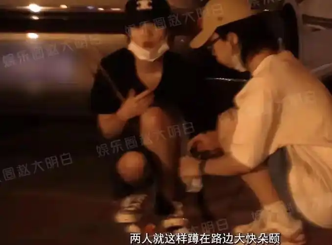 李庚希新恋情曝光!在街上摸男友屁股,网友:果真是在热恋中!
