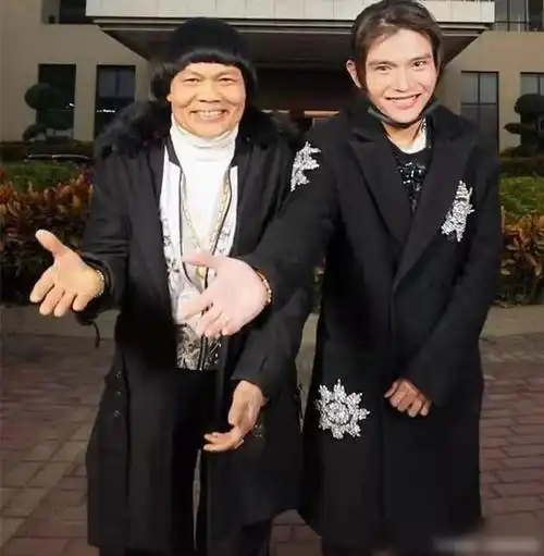 一旁的儿子叶小霆,穿着黑色长款外套,脚蹬运动鞋,打扮年轻有活力.